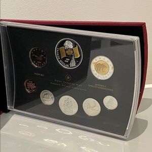 2005 proof set commemorates the 40th anniversary of Canada‘s national flag.